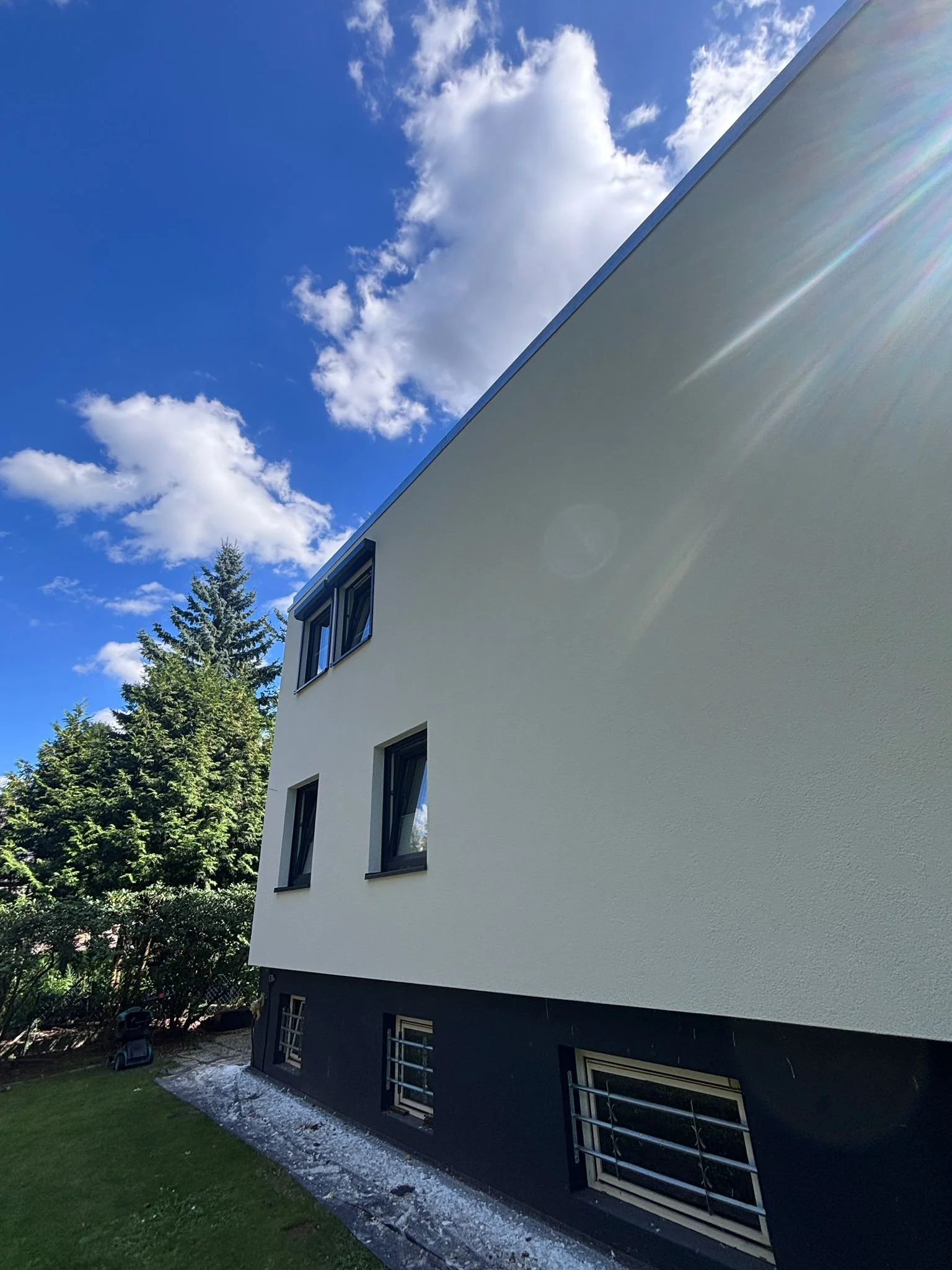 Sanierte und gedämmte Fassade eines Wohnhauses in Berlin-Hermsdorf