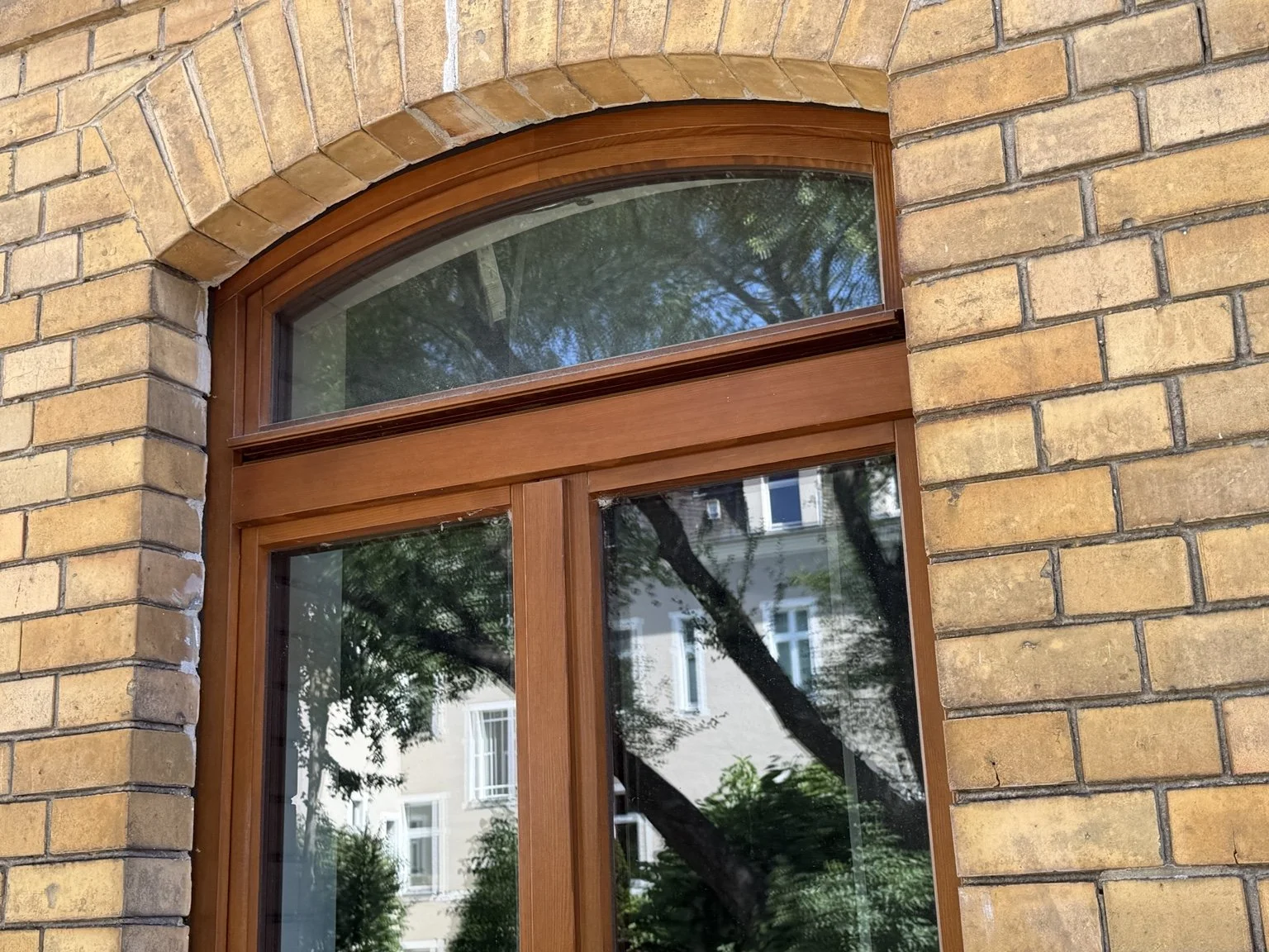 Fensterdetail im Ziegelmauerwerk der Remise in Berlin-Tempelhof