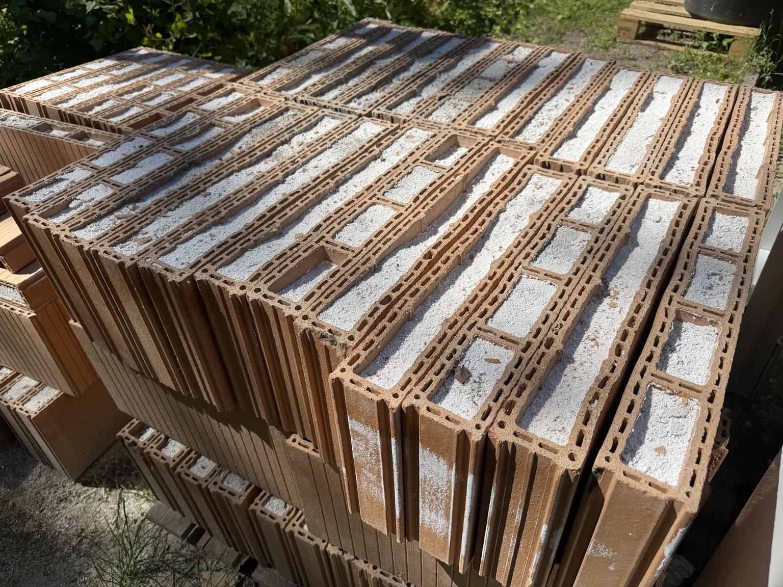Dämmstoffgefüllte Ziegel aus dem Remisenprojekt in Berlin-Tempelhof