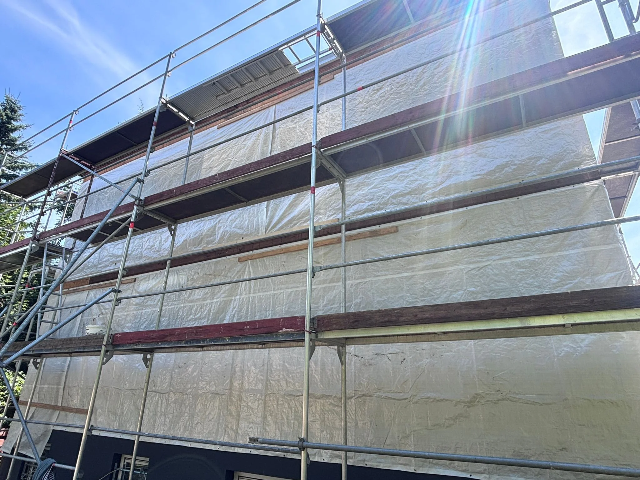 Fassade am Gerüst während der Sanierung in Berlin-Hermsdorf