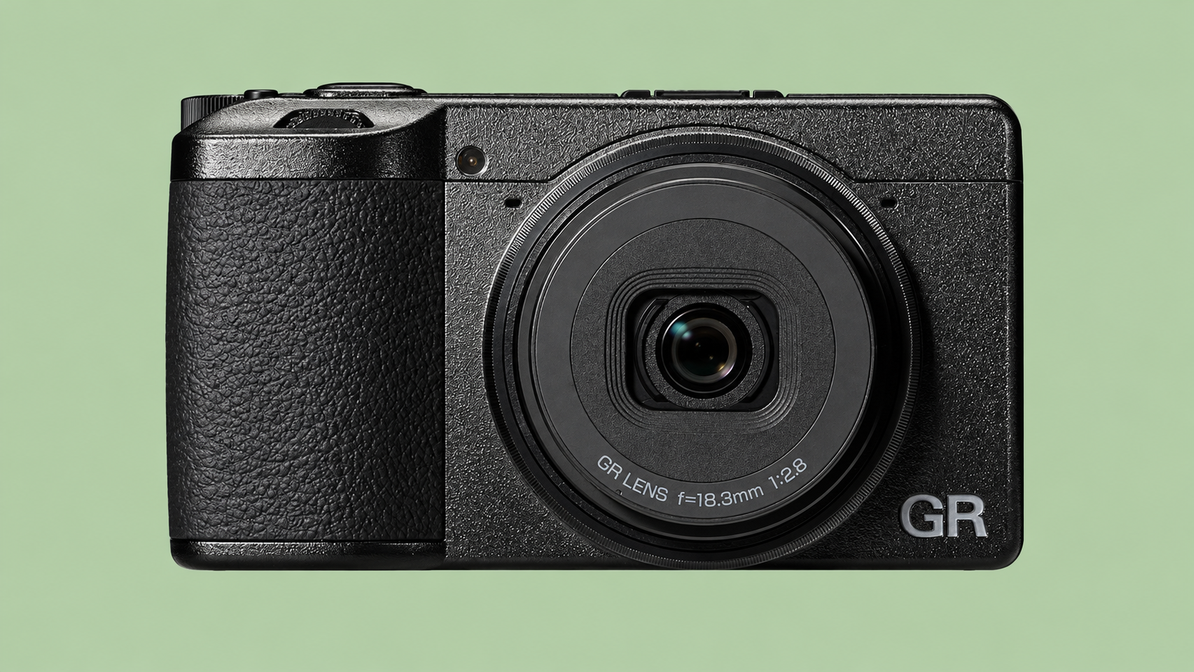 Ricoh GR IV su sfondo a tinta unita