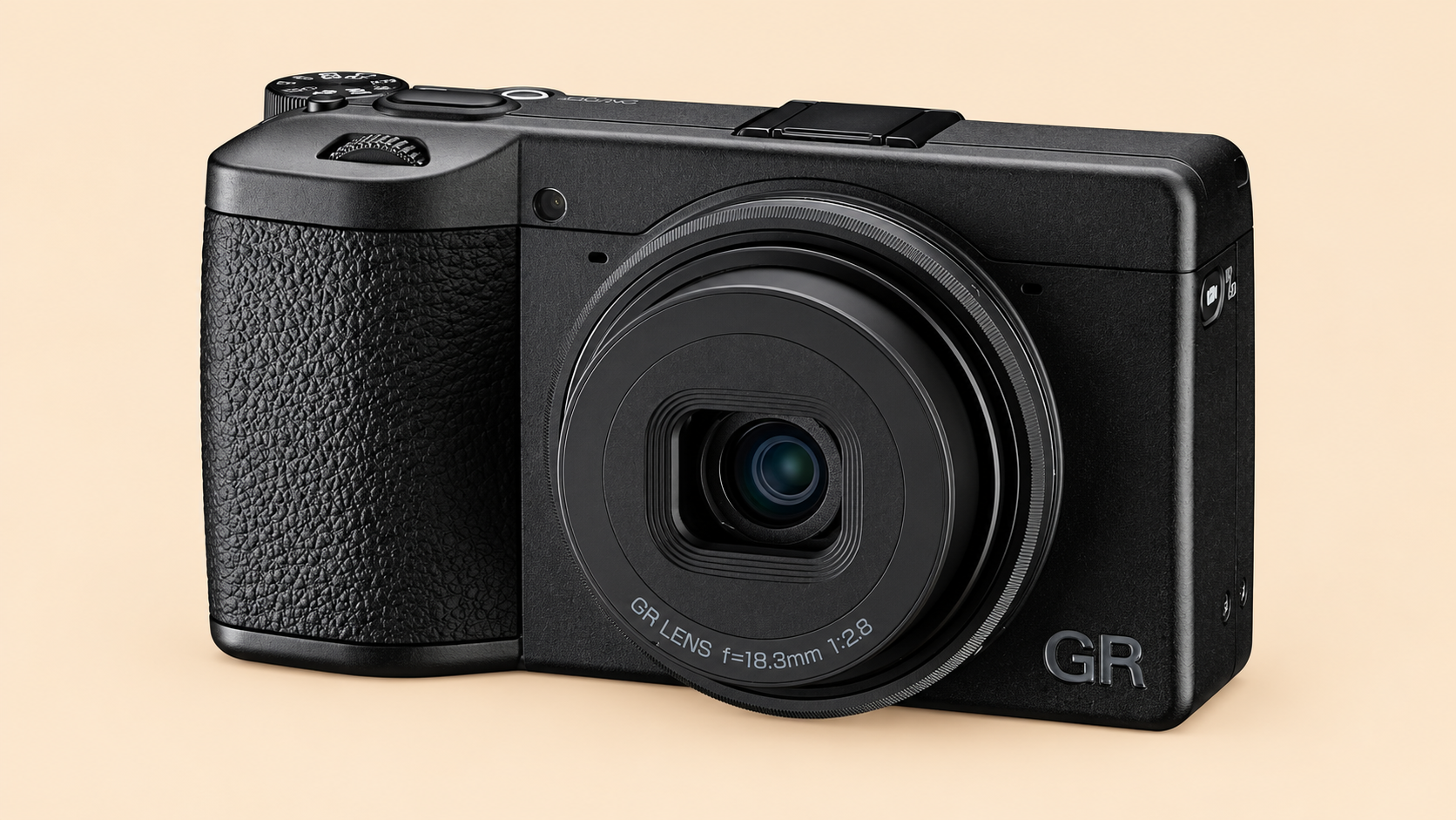 Ricoh GR IV Monochrome su sfondo a tinta unita