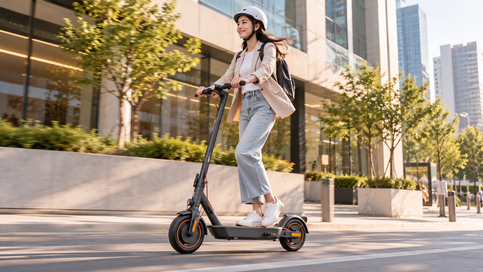 Illustrazione di una persona con casco su monopattino Xiaomi in città