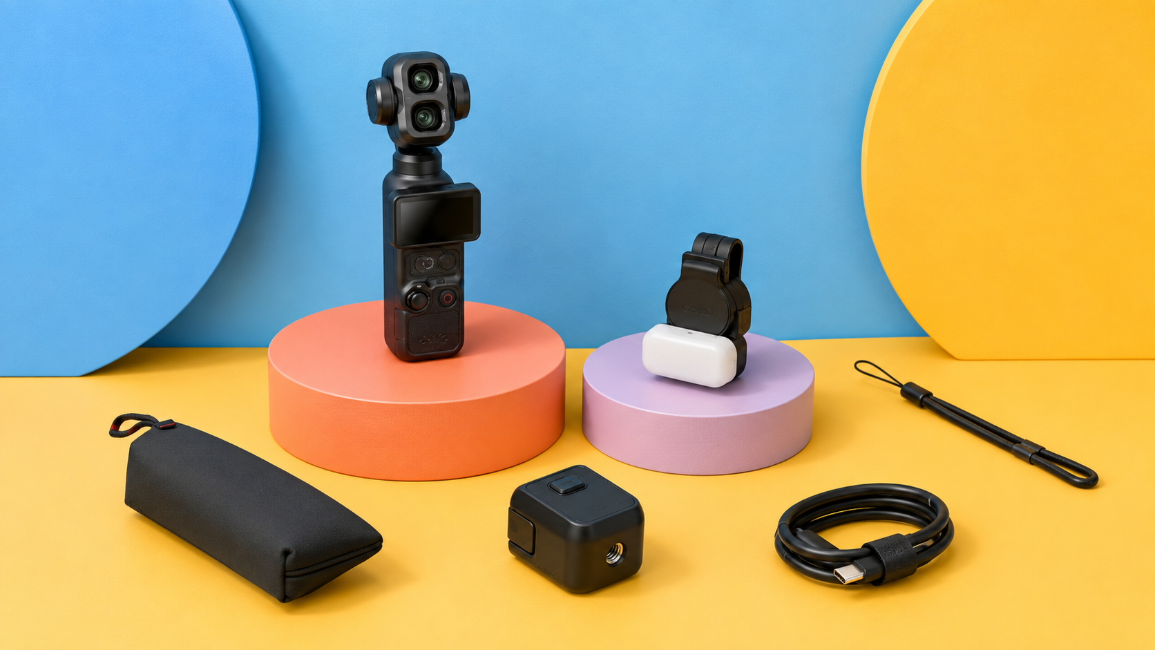 DJI Osmo Pocket 4P nera e accessori su una scena editoriale blu e gialla