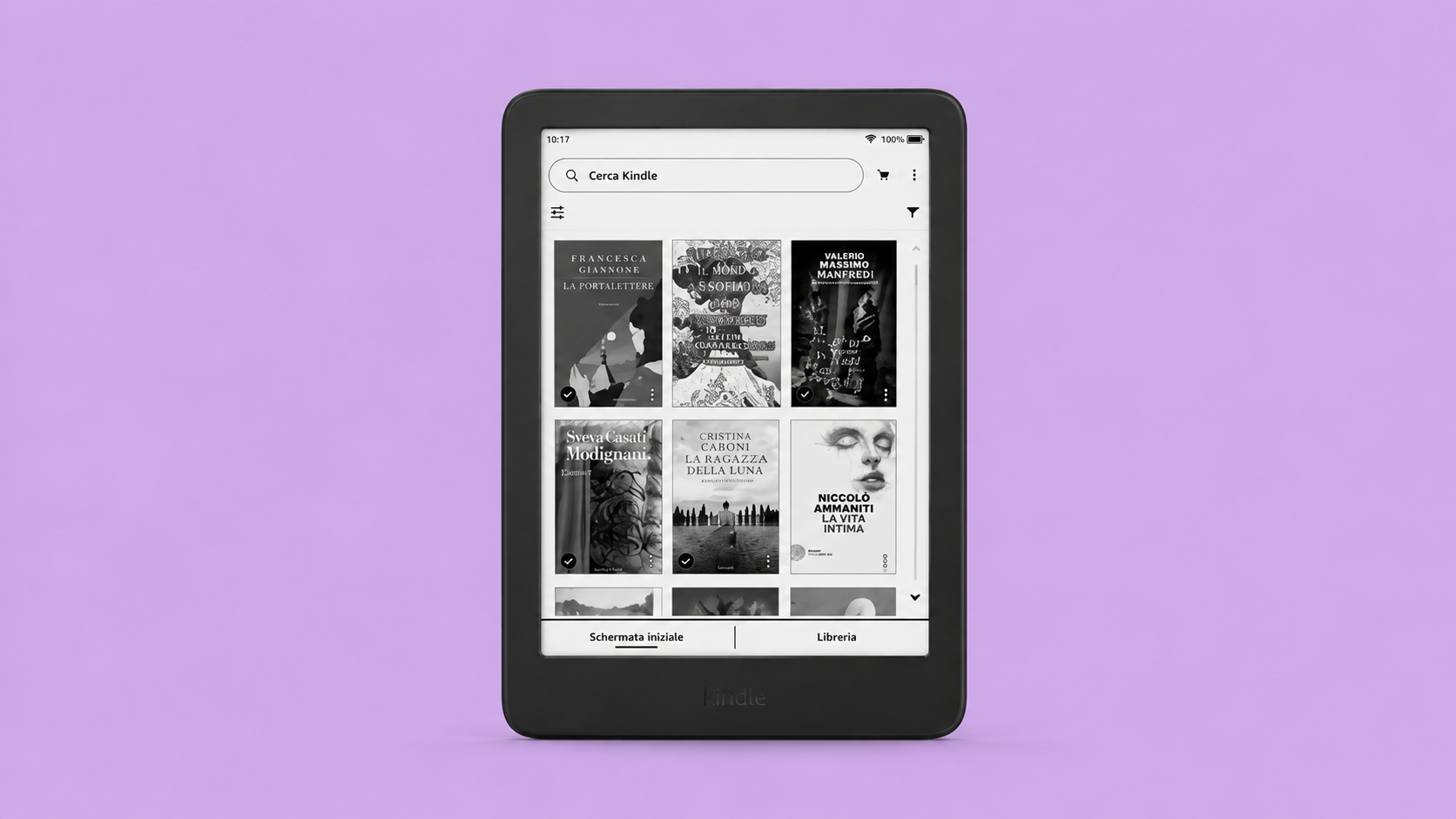 Amazon Kindle compatto nero con testo visualizzato sullo schermo
