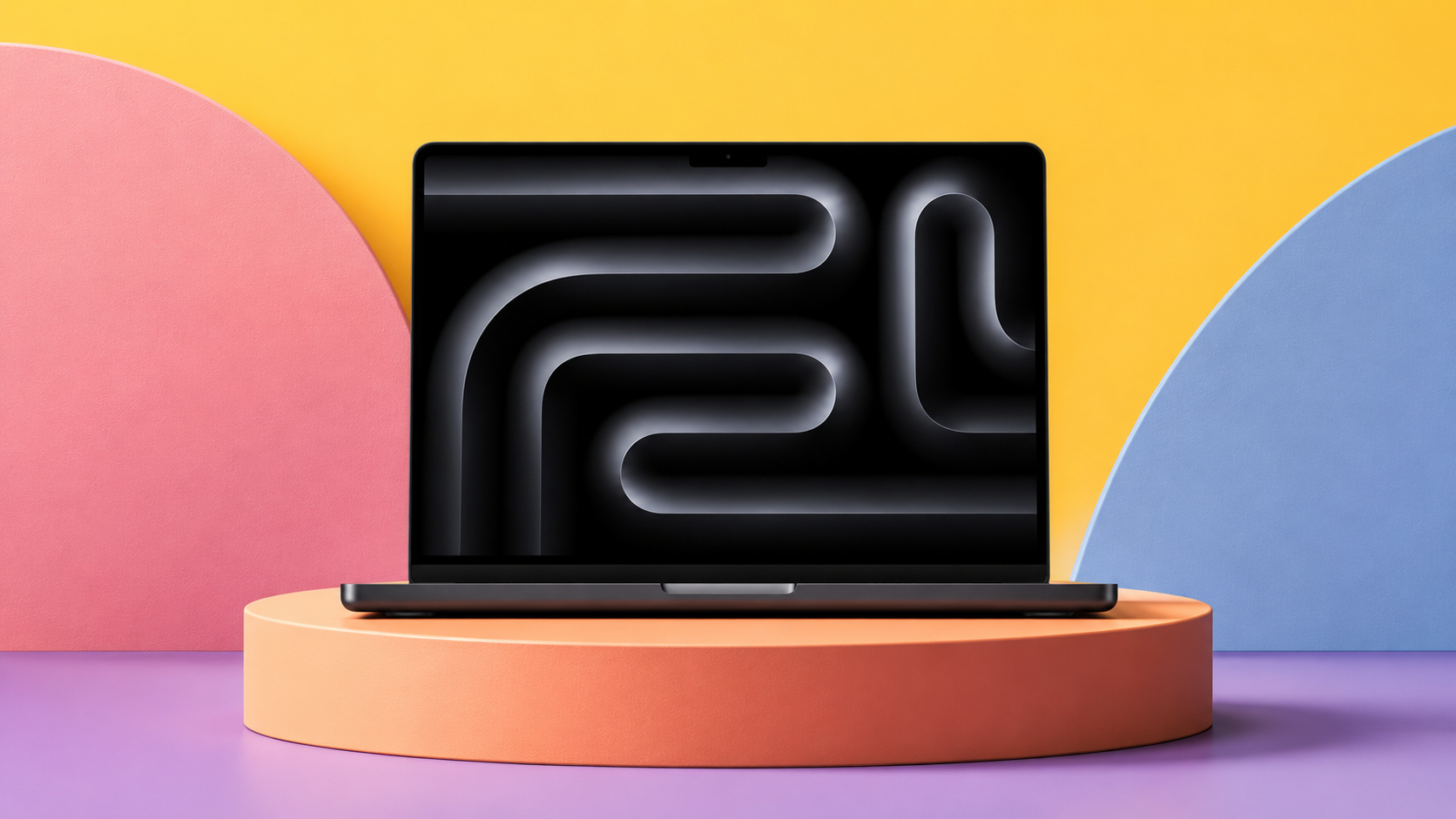 MacBook aperto frontalmente su un podio arancione, con grafica astratta sul display