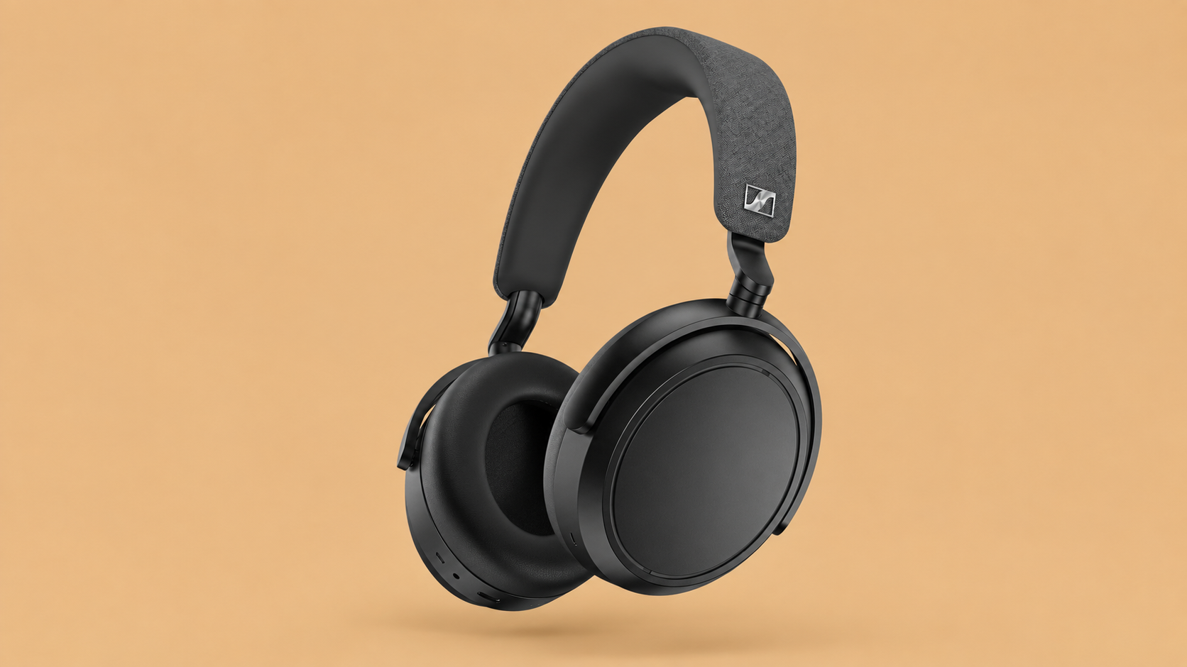 Sennheiser Momentum 4 Wireless su sfondo colorato