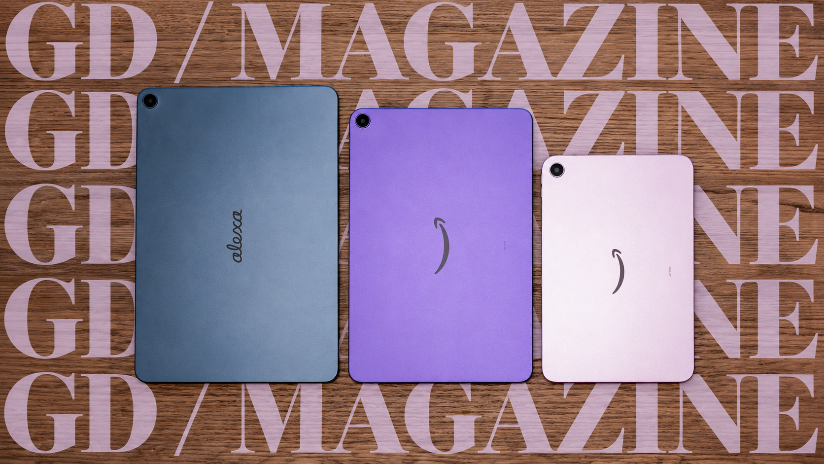Tre tablet Amazon Alexa visti sul retro su una superficie in legno con grafica GD Magazine