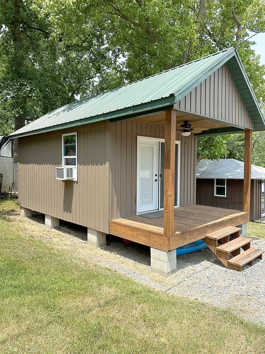 A seasonal cabin with a covered porch at Gamler's