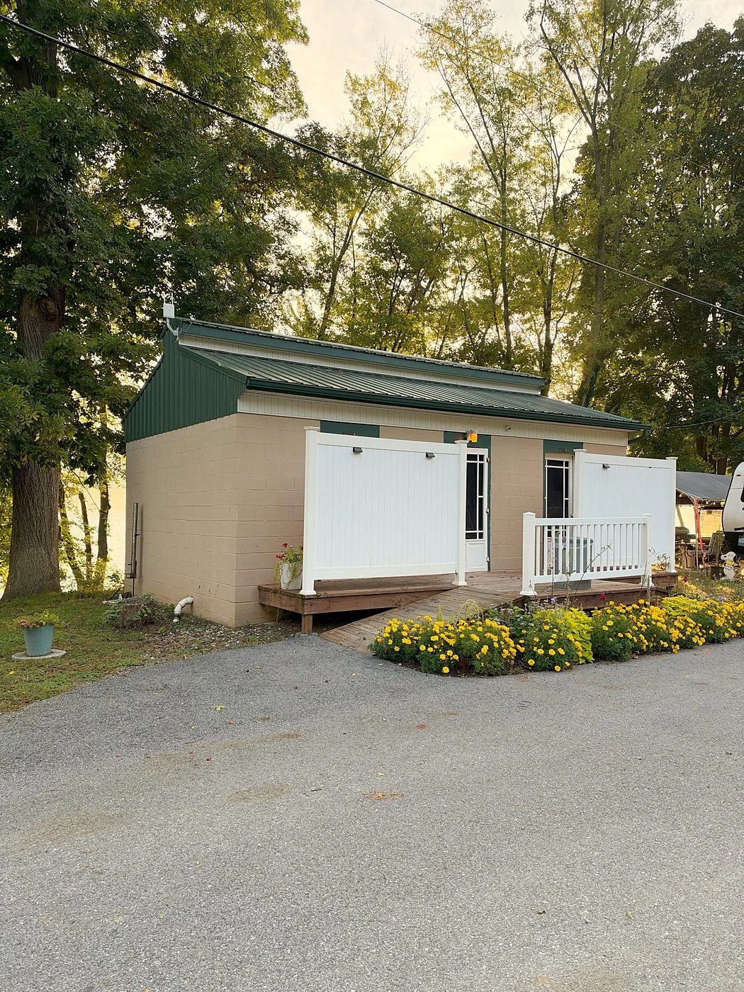 Campground bathhouse with white privacy fencing and flowers