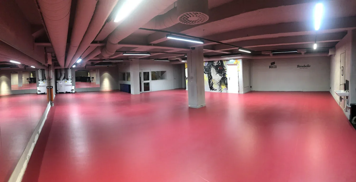 Barn i rörelse under barngympa med Norrtulls SK i Svea Center, Vasastan