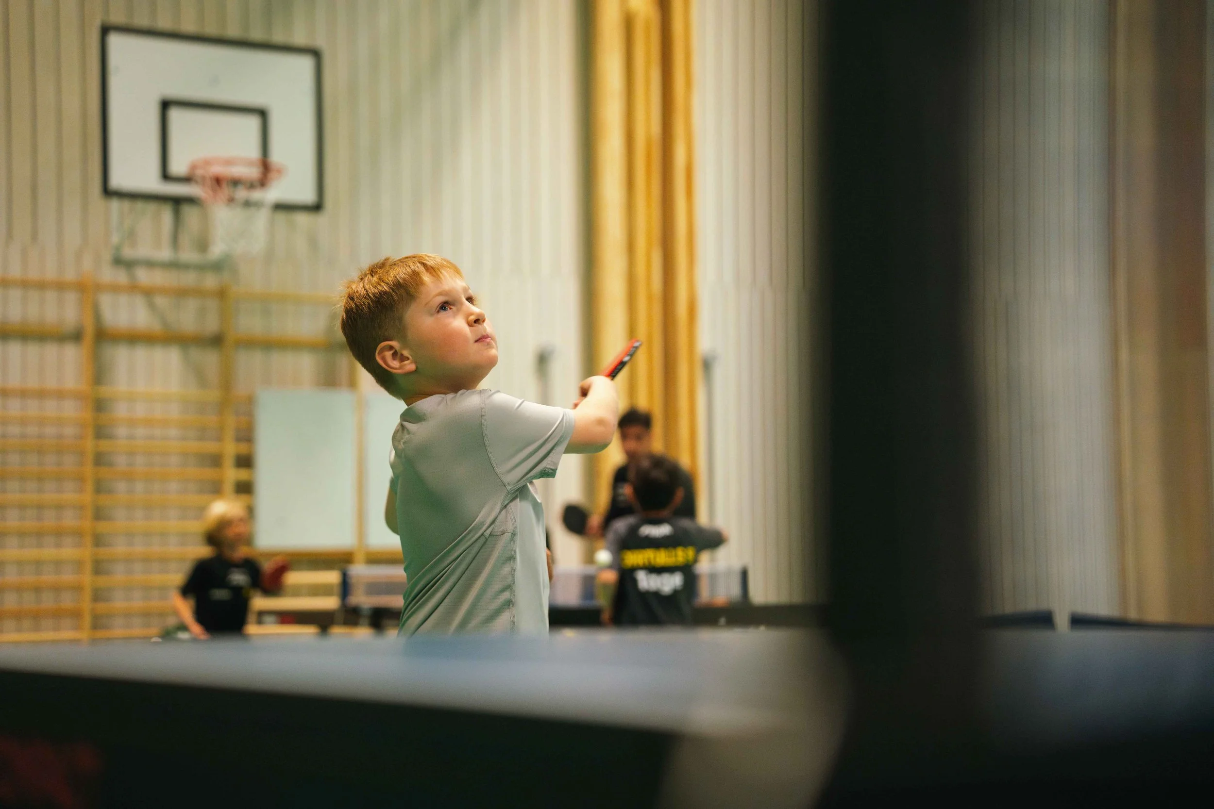 Barn spelar bordtennis i Norrtulls SK Pingisskola i Vasastan Stockholm