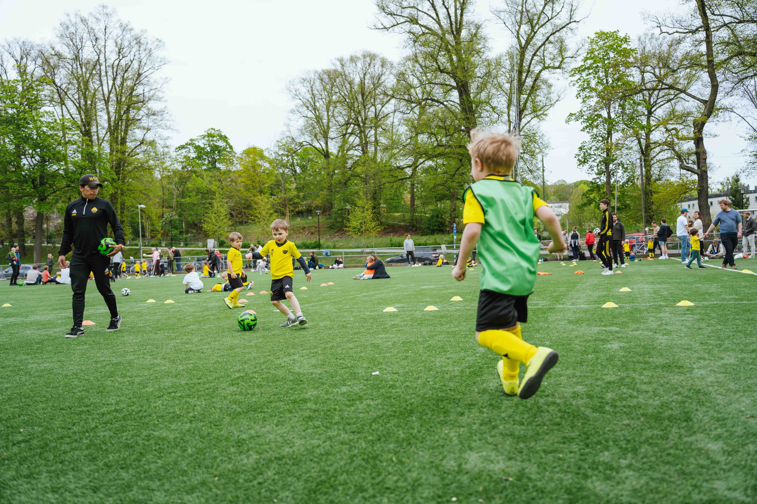 Barn spelar fotboll i Norrtulls SK