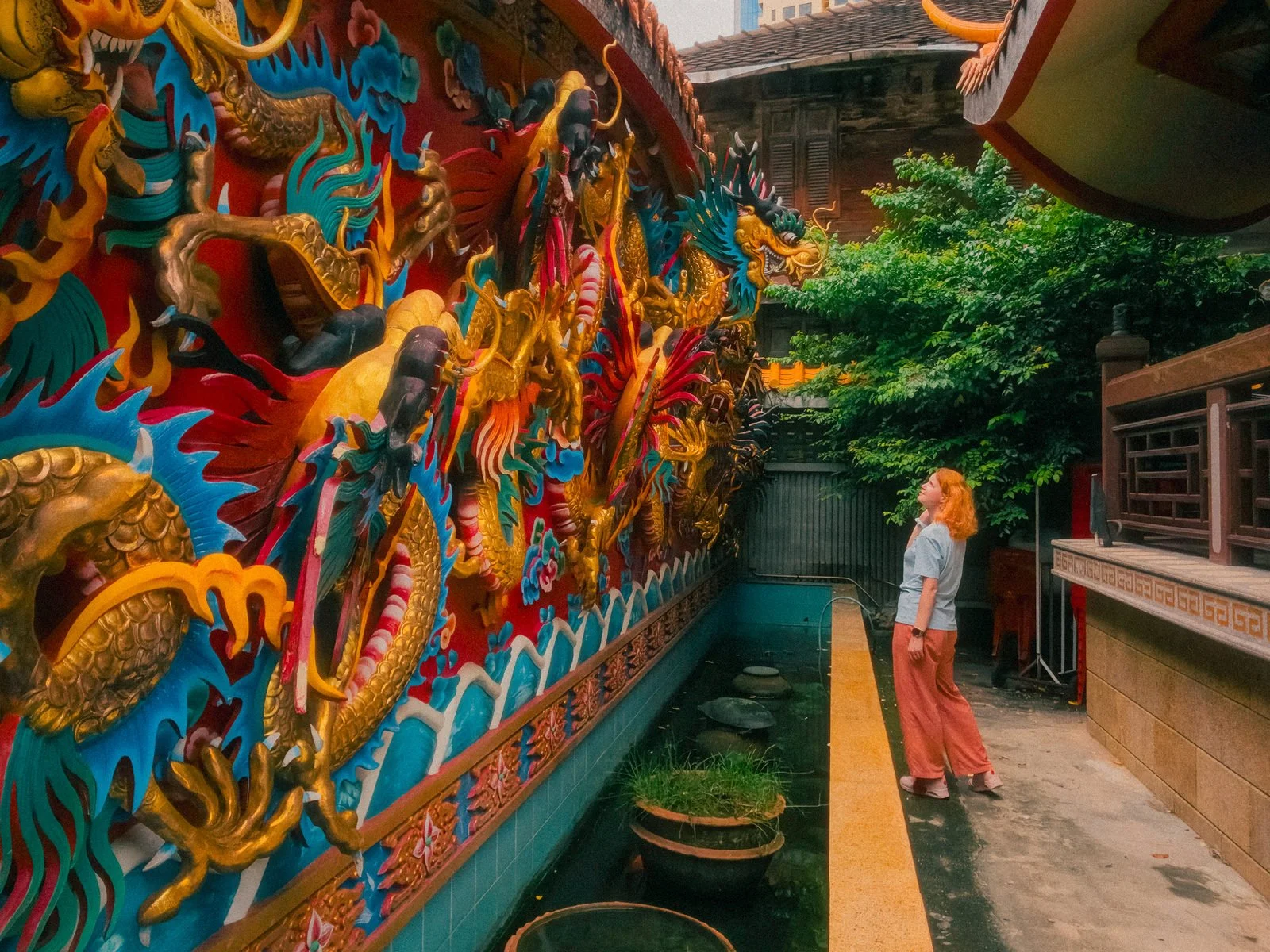 Traveller beside a colourful dragon wall in Bangkok, photographed on Samsung Galaxy S25 Ultra