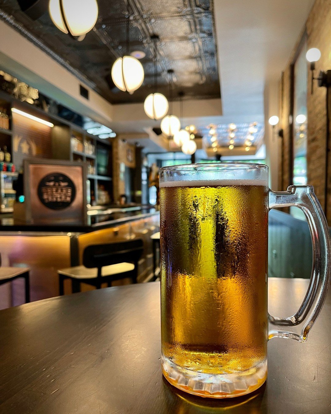 Drinks and beers at 2Bears Tavern Uptown bar in Chicago's Uptown neighborhood, featuring daily drink specials and happy hour deals
