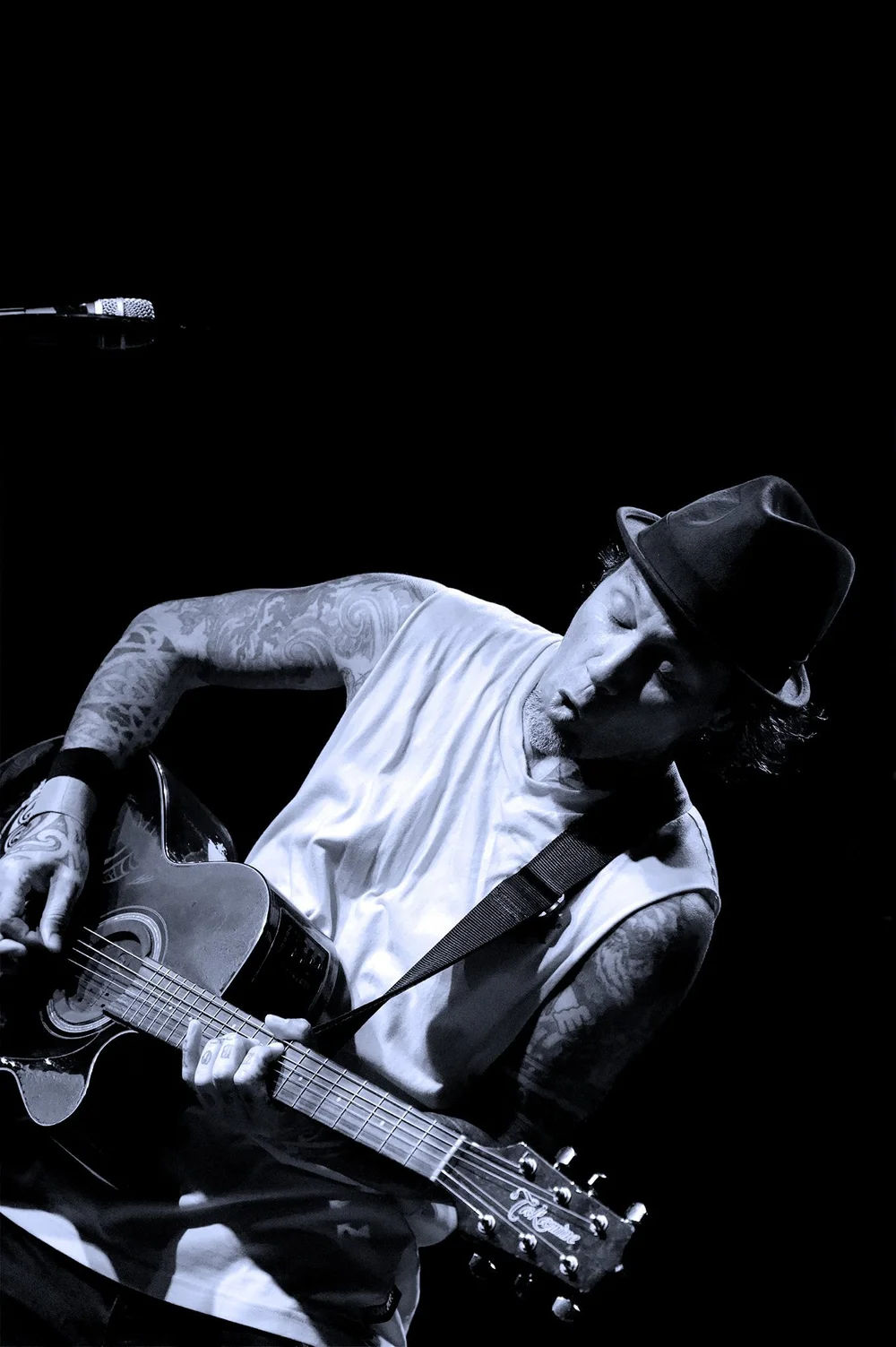 Live performance photograph by Gill Slaughter