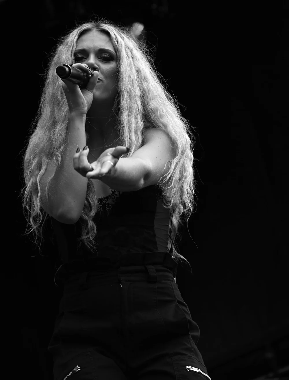 Live performance photograph by Gill Slaughter