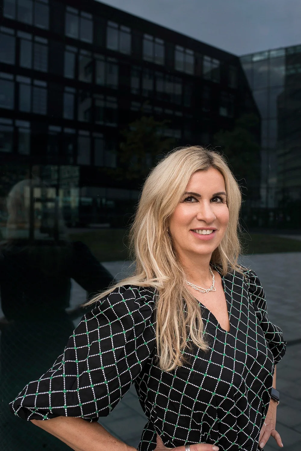 Cordula Buss, Projektleitung Finance und ERP, auf einer Glasfassade in Hamburg