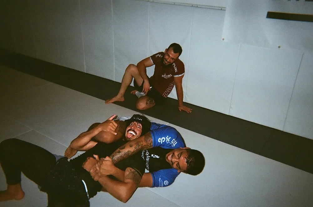Members talking and laughing between rounds
