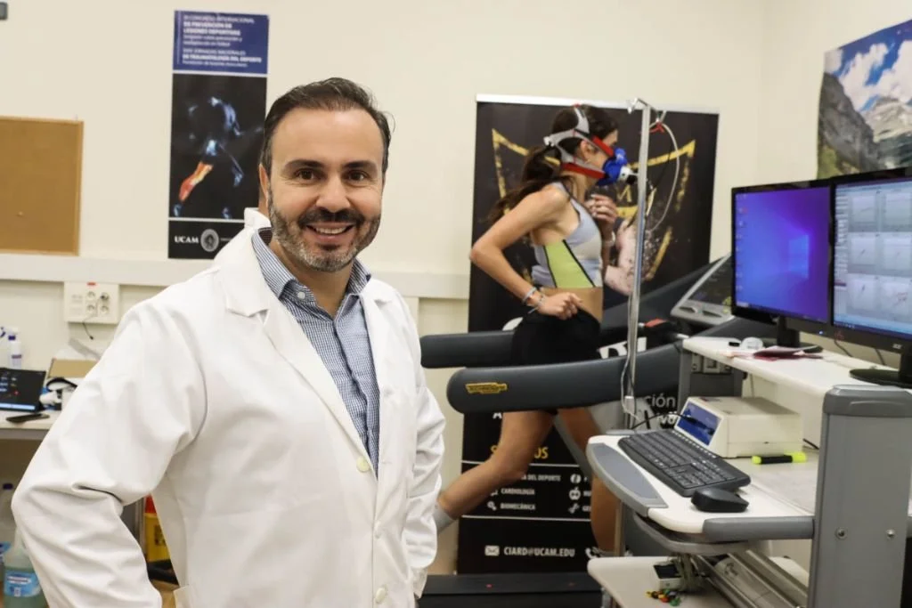 Dr. Pedro E. Alcaraz en el laboratorio del CIARD-UCAM, junto a una deportista durante una prueba de esfuerzo