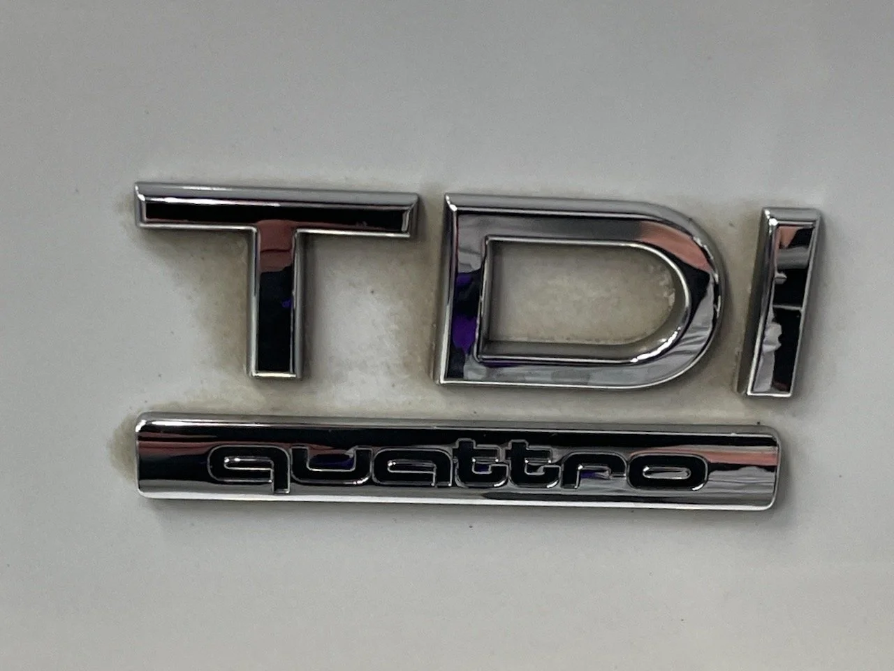 TDI quattro Emblem vor intensiver Reinigung