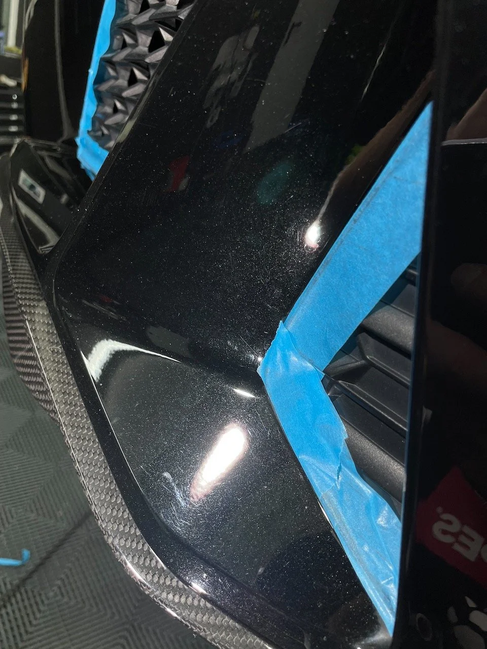 Audi R8 Frontschürze vor der Lackkorrektur