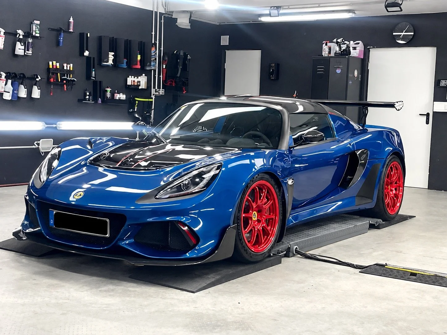 Lotus Exige Cup 430 nach mehrstufiger Lackkorrektur und Keramikversiegelung – vollständige Frontansicht