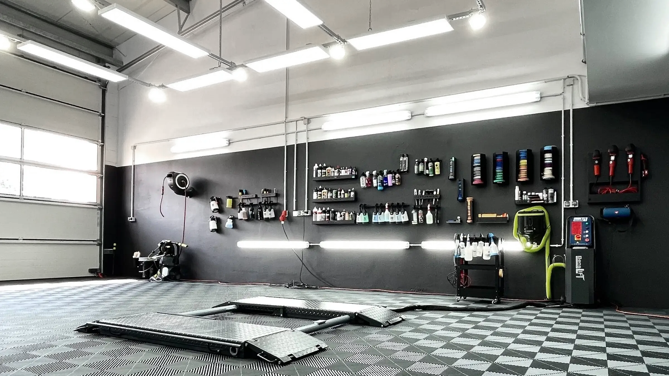 Moderne Halle für Autoaufbereitung & Keramikversiegelung – Hall of Detailing Große Autoaufbereitungshalle mit Licht – Hall of Detailing in Kaltenkirchen bei Hamburg