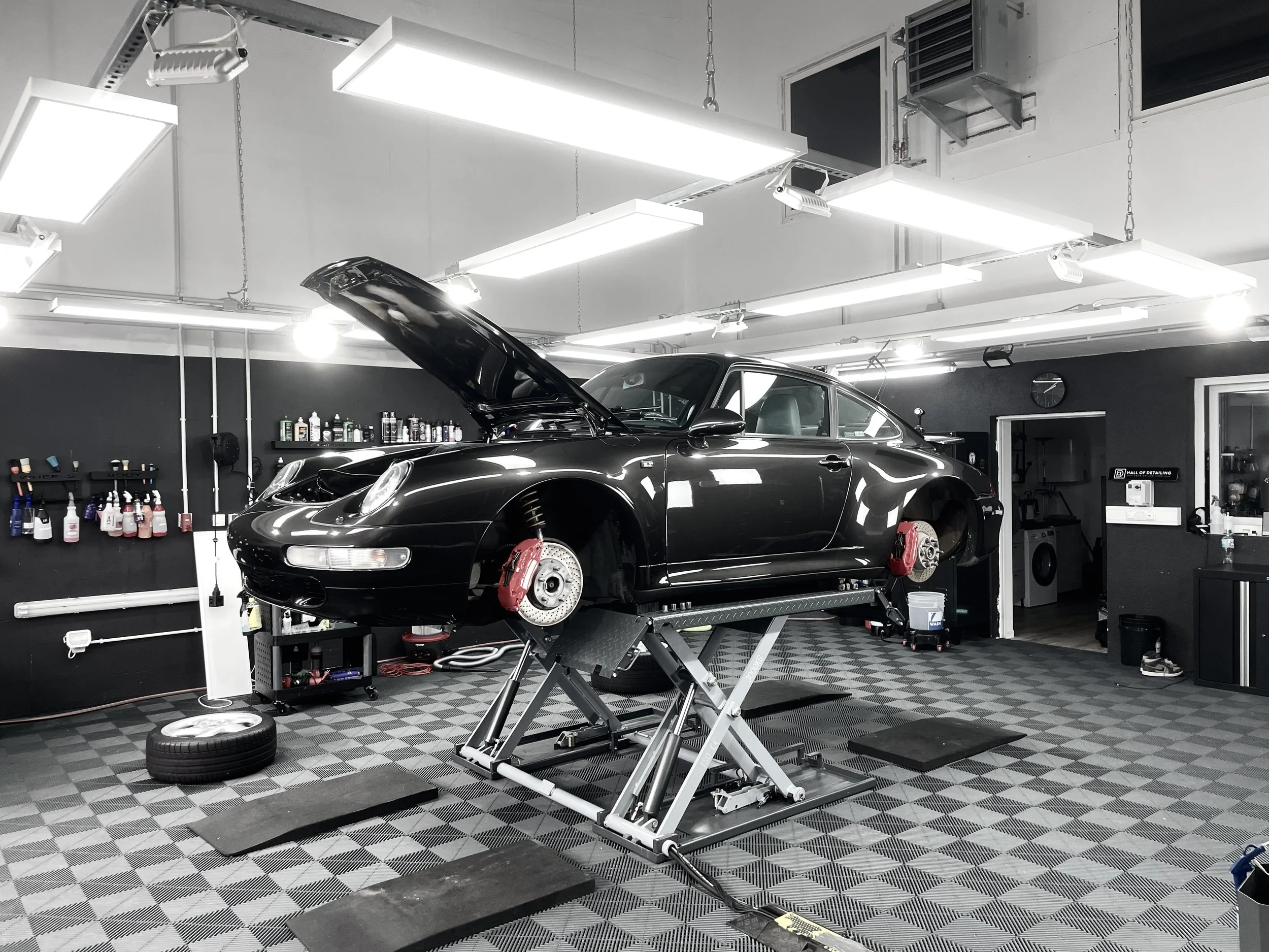 Professionelle Lackkorrektur und Autoaufbereitung – Hall of Detailing Auto auf Hebebühne bei der Lackkorrektur – Hall of Detailing Hamburg & Schleswig-Holstein