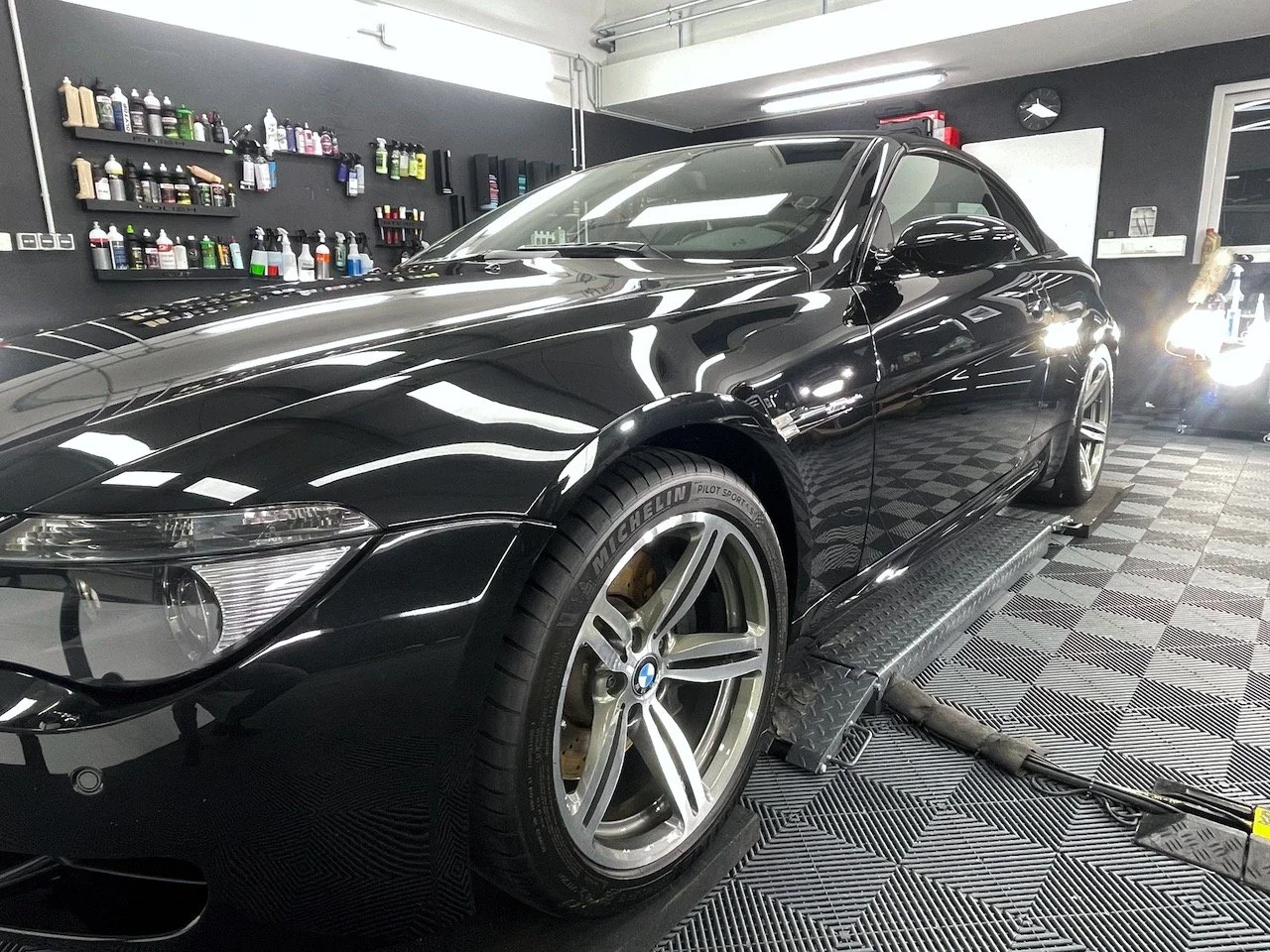 BMW M6 Competition Cabrio nach Lackkorrektur und Keramikversiegelung in seitlicher Detailansicht