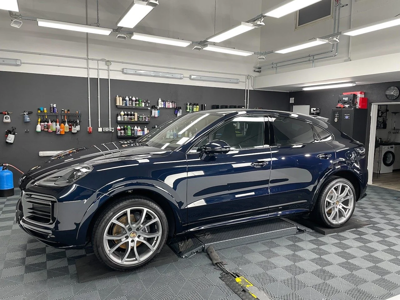 Porsche Cayenne komplette Seitenansicht nach Lackkorrektur und Keramikversiegelung