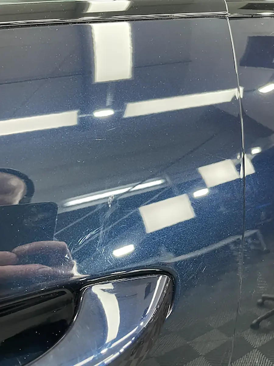 Porsche Neuwagen: feine Kratzer am Türgriff – Vorher/Nachher