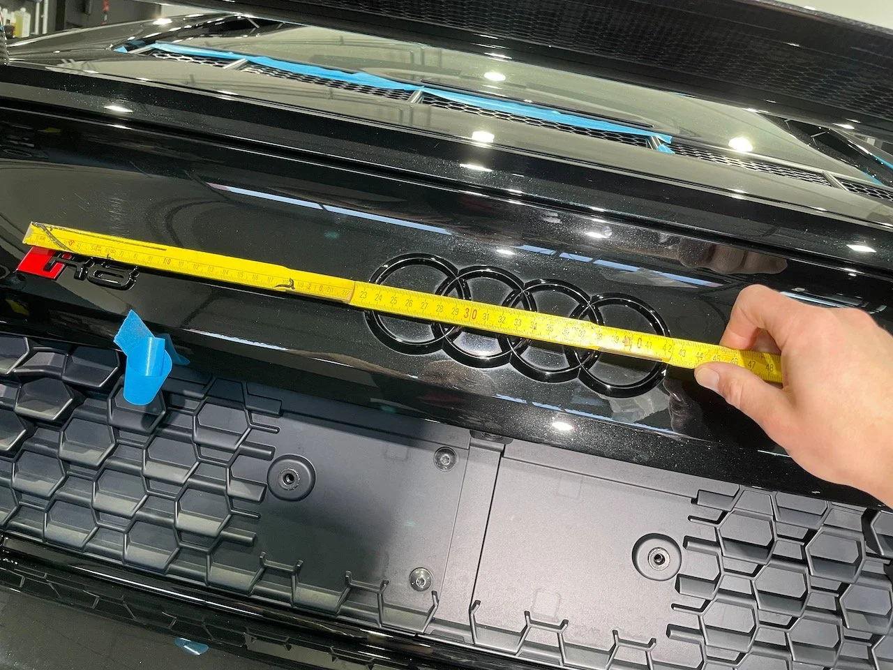 Audi R8 Heckemblem wird vor der Demontage exakt ausgemessen