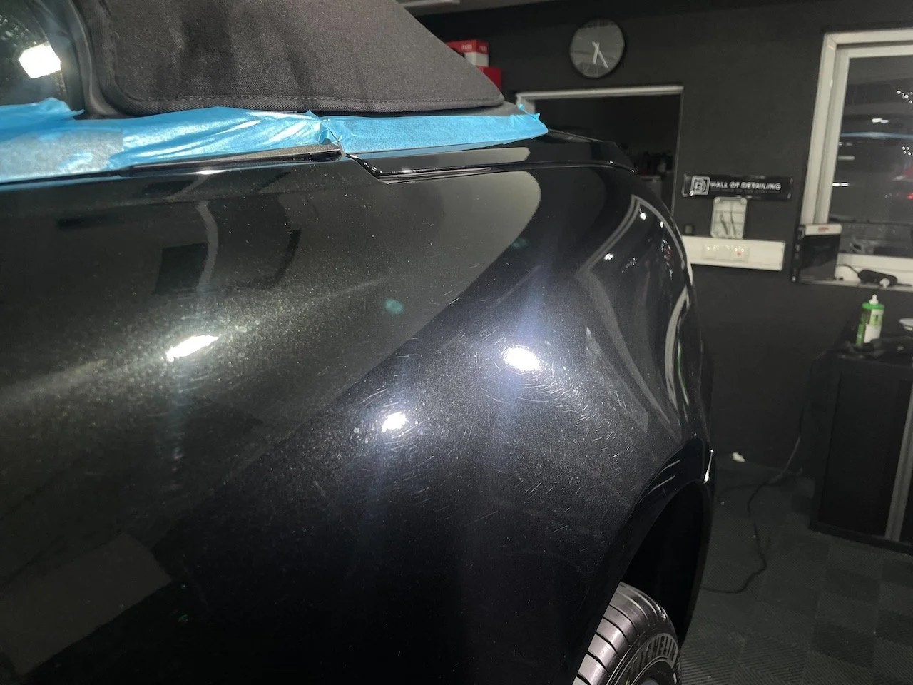 BMW M6 Competition Cabrio Seitenwand vor der Lackkorrektur mit Swirls und Lackdefekten