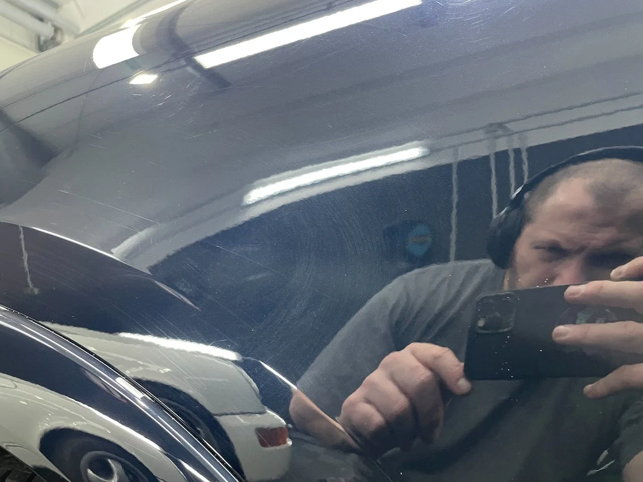 Porsche Cayenne Radlauf Kratzspuren unter Kontrolllicht