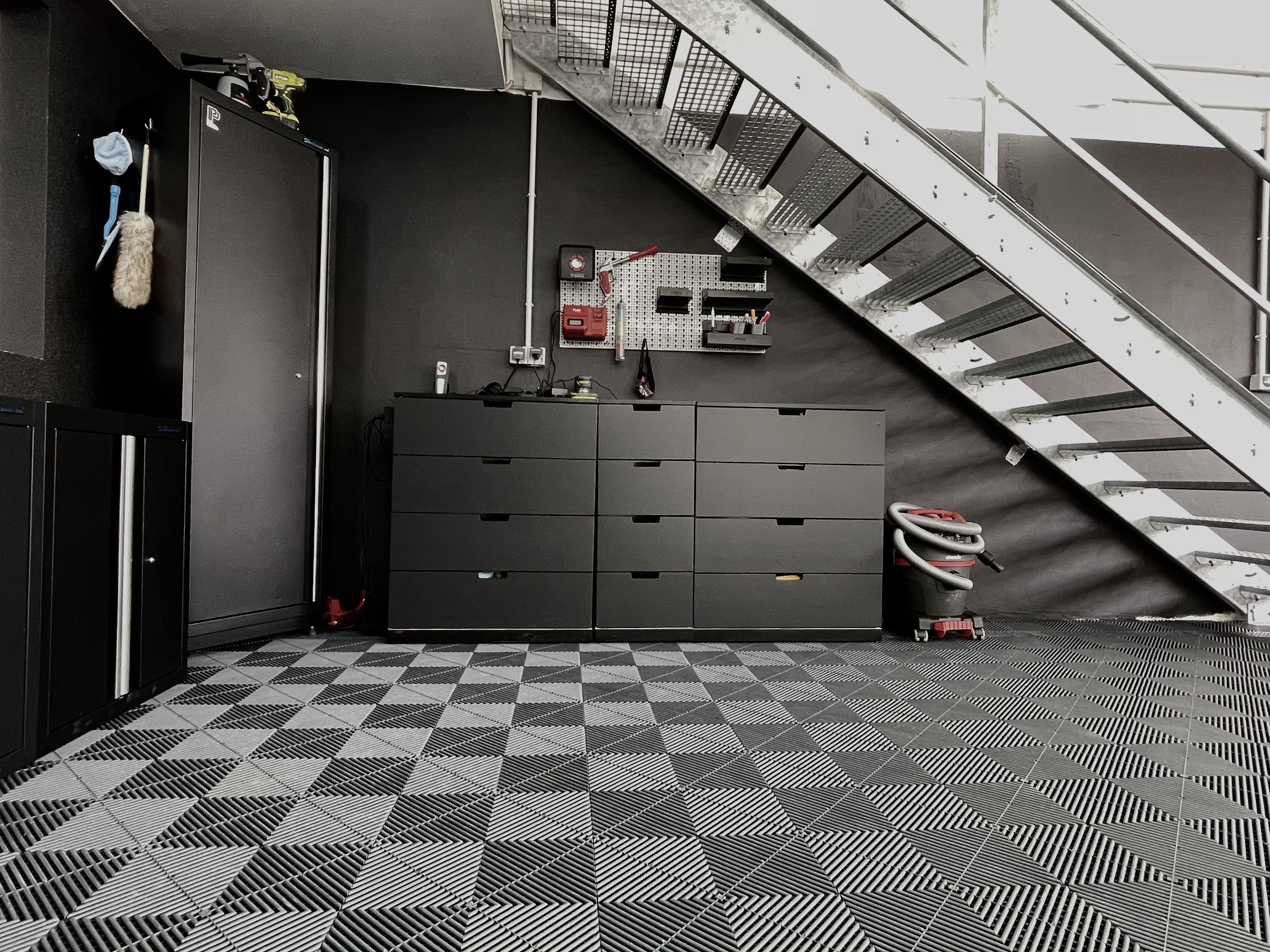 Arbeitsbereich in der Halle von Hall of Detailing in Kaltenkirchen