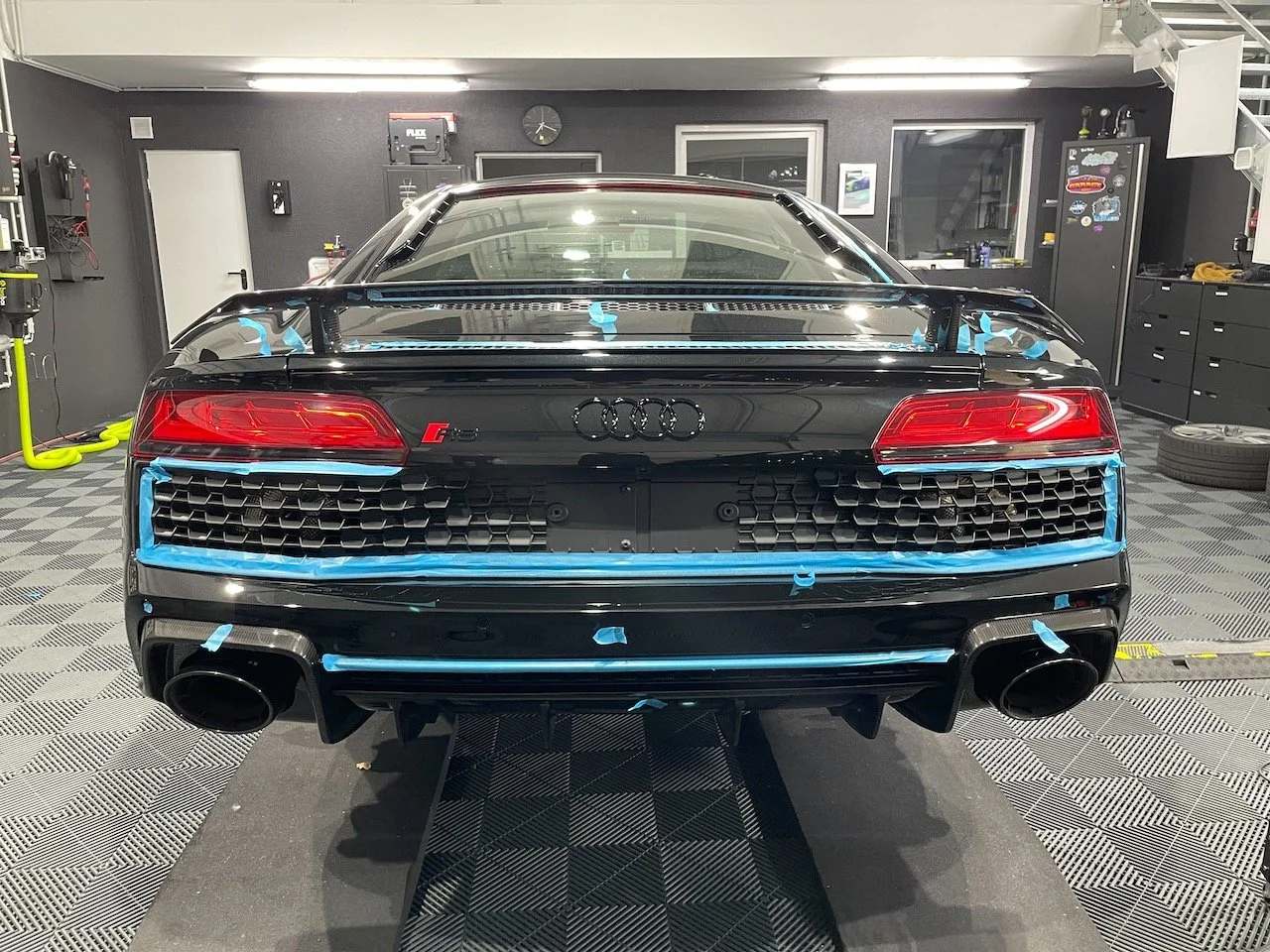 Audi R8 Heck mit neu montiertem Emblem nach der Lackkorrektur