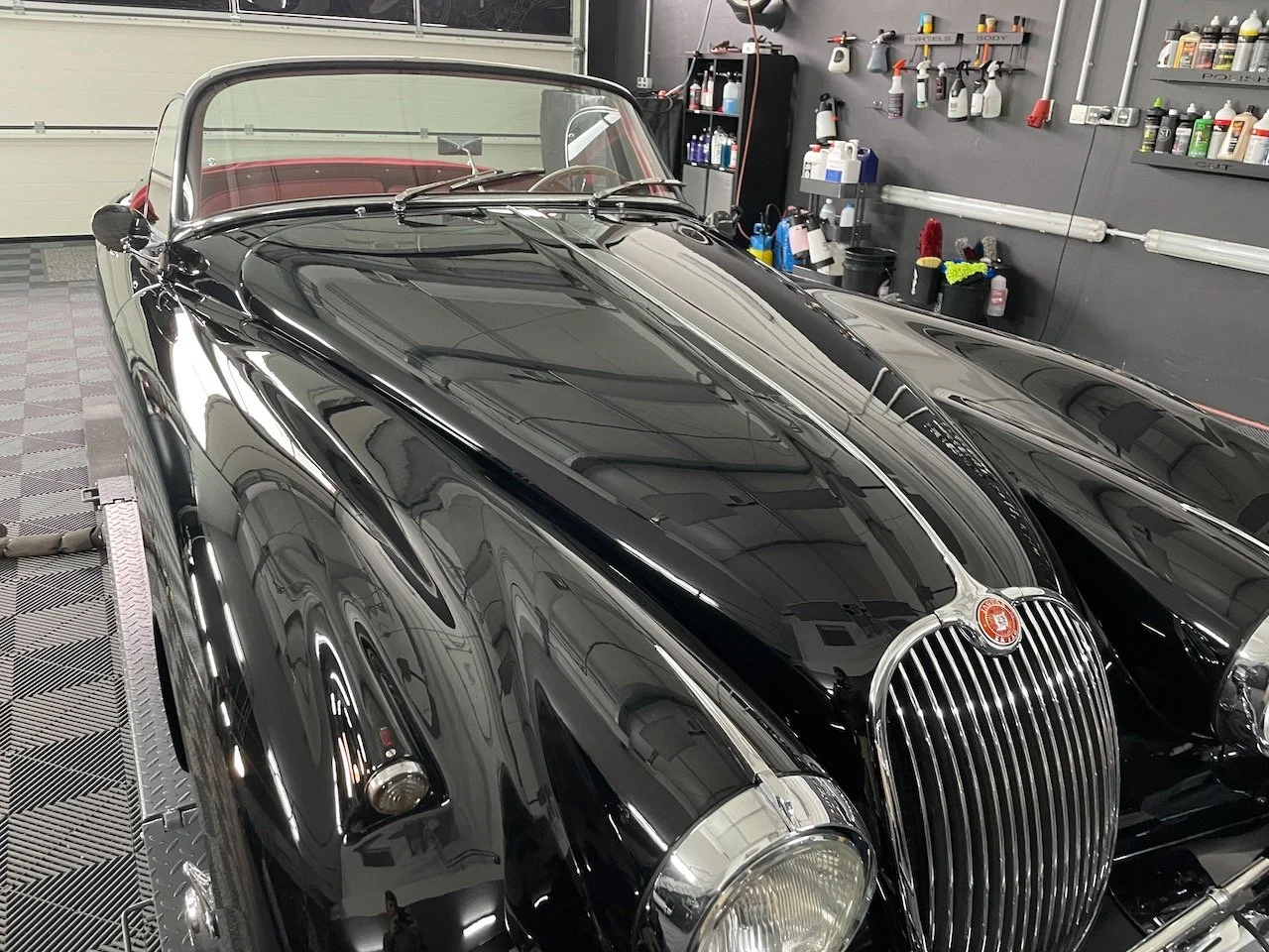 Jaguar XK150 schwarzer Lack nach Finish und Keramikversiegelung bei diffusem Licht