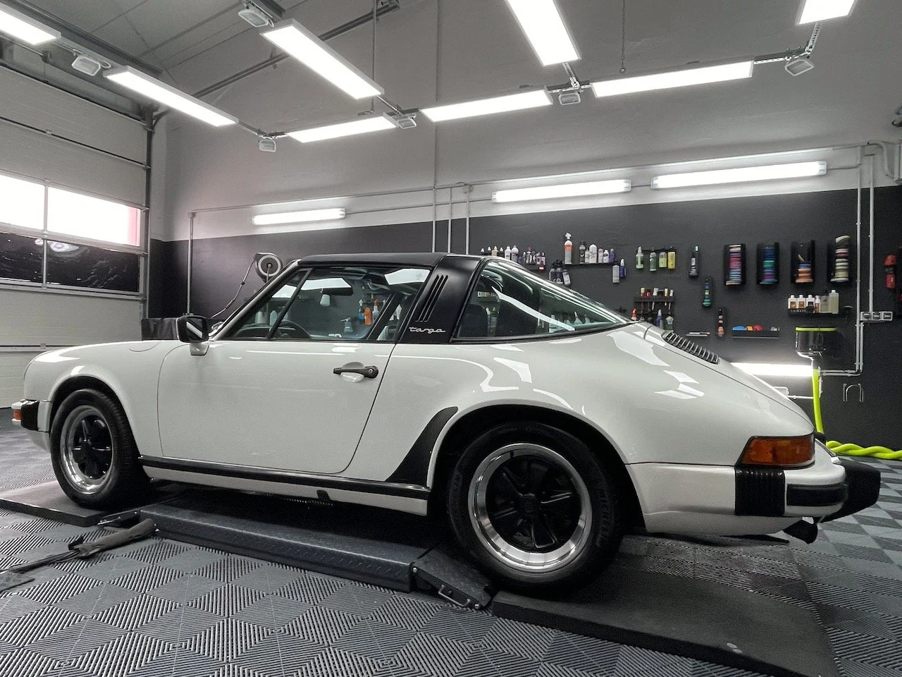 Porsche 911 Carrera Targa Heckansicht nach zweistufiger Lackkorrektur und Keramikversiegelung