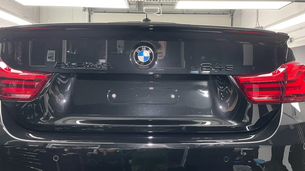 Wieder angebrachtes Emblem am BMW ALPINA B4S Edition 99 nach der Lackkorrektur