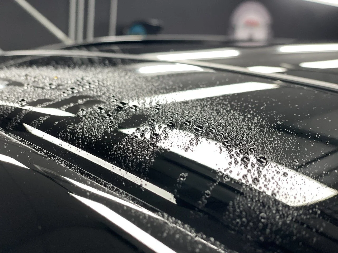 Hydrophobie auf dem zweischichtig glasversiegelten Panoramadach des Porsche Taycan Turbo S