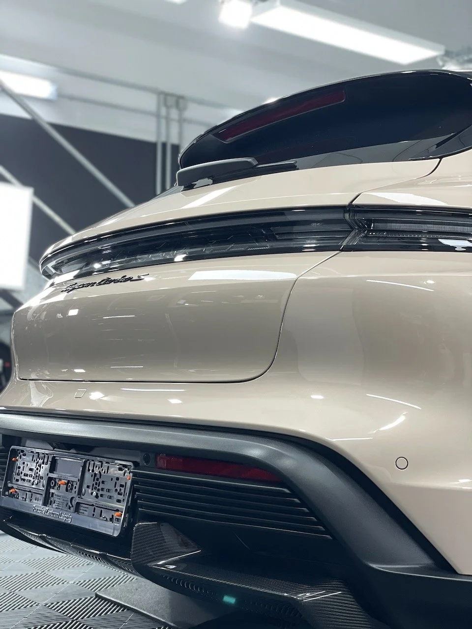 Hochglanzschwarzer Heckspoiler des Porsche Taycan Turbo S mit PPF-Schutz