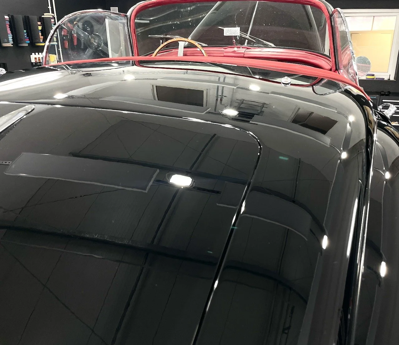 Jaguar XK150 Lackdetail nach mehrstufiger Politur unter Kontrolllicht