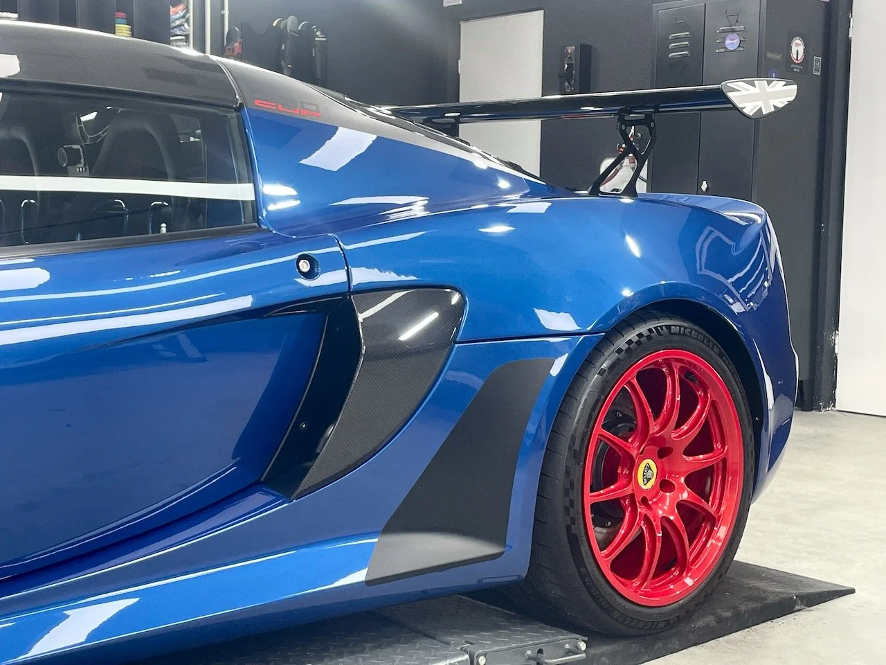 Seitenansicht und Heck der Lotus Exige Cup 430 nach Lackkorrektur und Keramikversiegelung