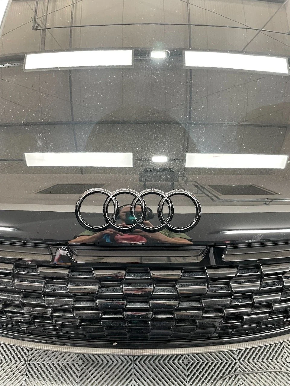 Audi R8 Motorhaube mit neuem Emblem nach der Lackkorrektur