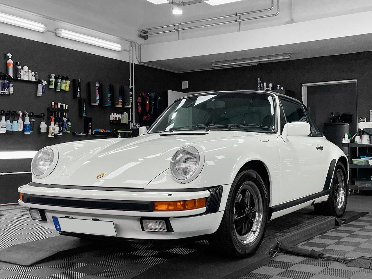 Porsche 911 Carrera Targa Frontansicht nach zweistufiger Lackkorrektur und Keramikversiegelung