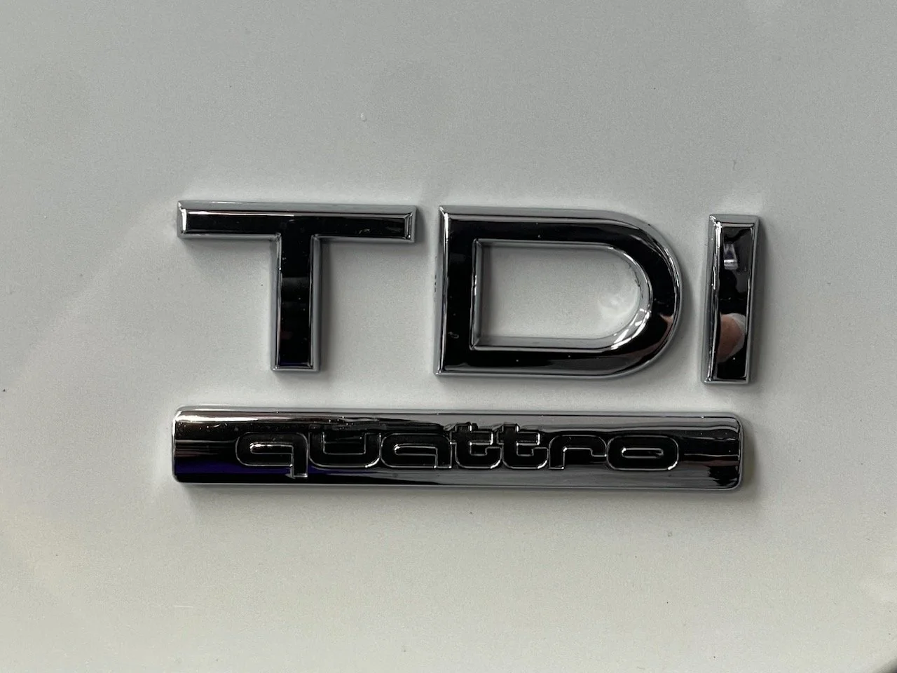 TDI quattro Emblem nach intensiver Reinigung und chemischer Dekontamination ohne Polieren