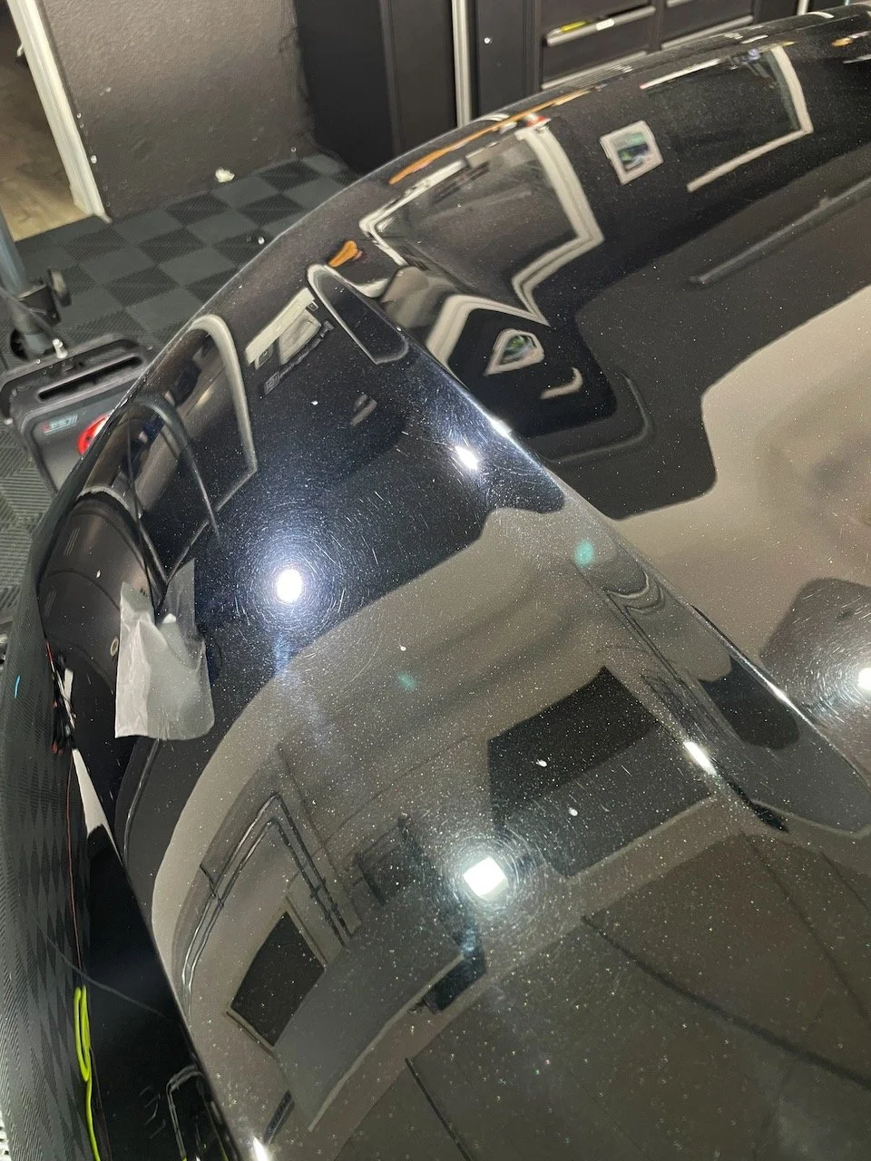 Audi R8 Motorhaube im Ausgangszustand mit Waschkratzern und Lackdefekten