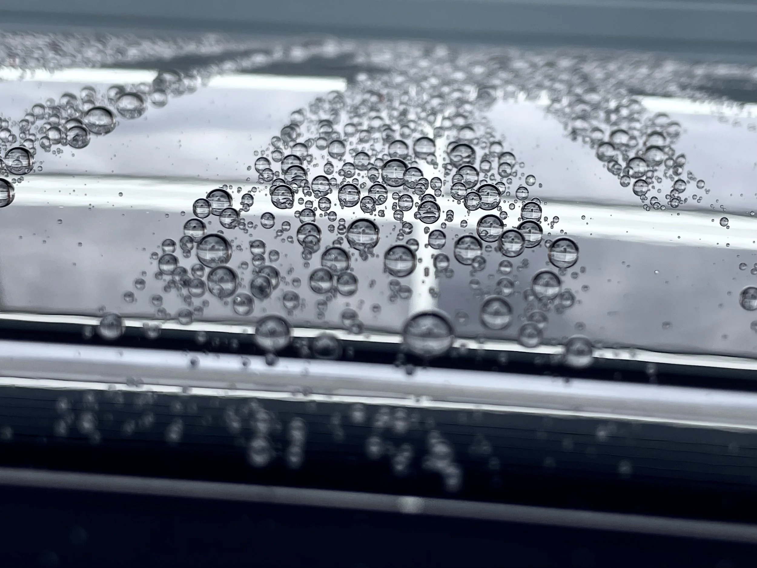 Hydrophobie einer Keramikversiegelung mit Wasserperlen