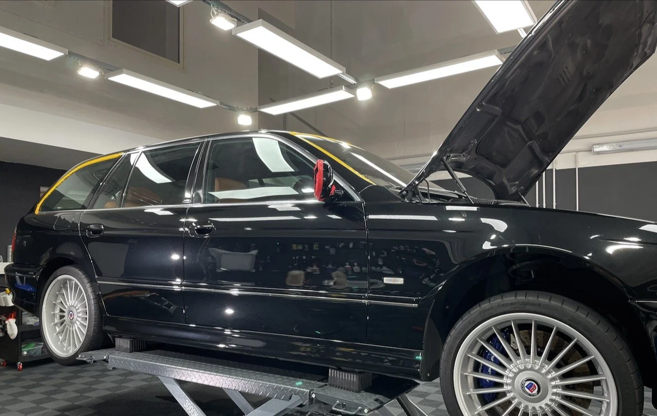 BMW ALPINA B10 Touring Seitenansicht während der mehrstufigen Lackkorrektur vor dem Finish